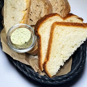 Хлебная корзина с чесночным маслом
