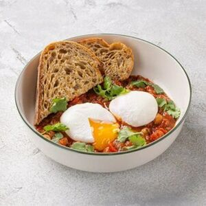 Шакшука с цельнозерновым хлебом