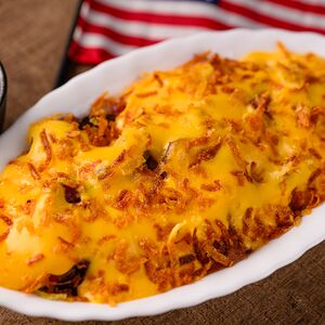 Рваная свинина под сырным соусом