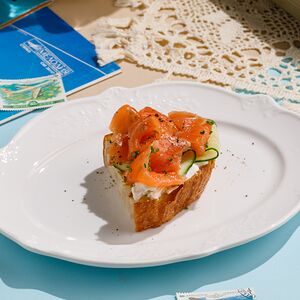 Брускетта с лососем