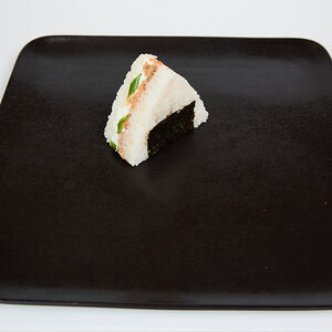 Онигири с лососем терияки