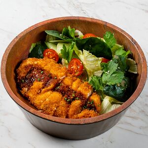 Салат с цыпленком кацу 