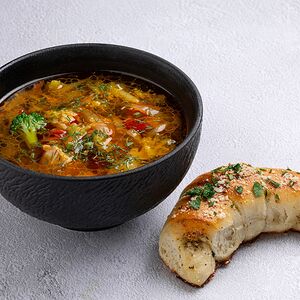 Суп «Куриный с овощами» и чесночной булочкой