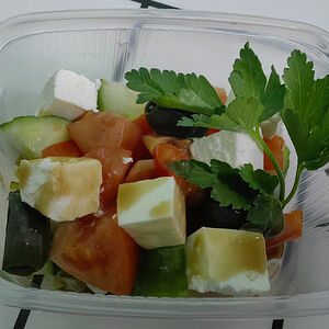 Салат овощной с сыром