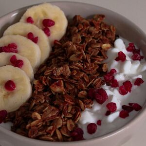 Гранола с йогуртом, творожным зерном и фруктами
