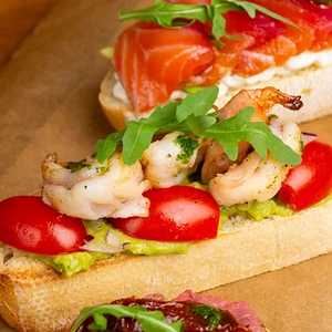Брускетта с креветкой