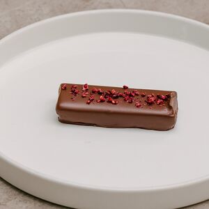 Батончик сникерс с малиной