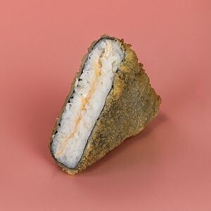 Онигири с лососем темпура