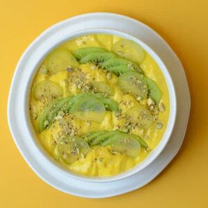 Каша с манговым муссом, виноградом и фисташкой