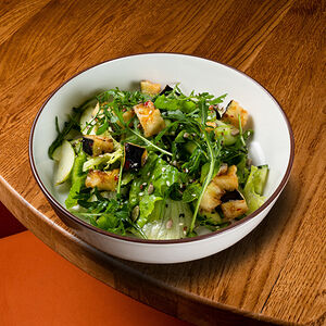 Зеленый салат с баклажанами