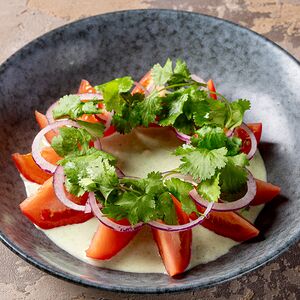 Салат с томатами и мацони