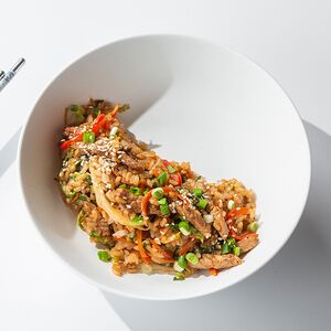 Рис со свининой, овощами и соусом удон