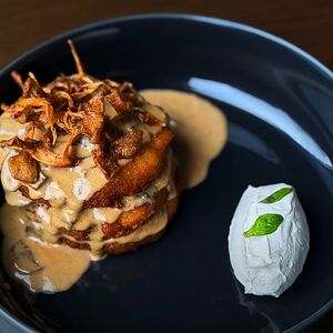 Драники с хрустящими вешенками в грибном соусе