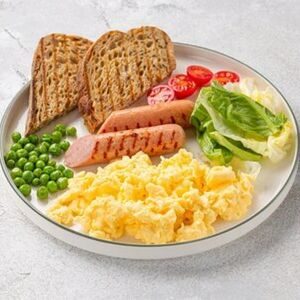 Московский завтрак со скремблом и сосиской из индейки