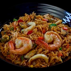 Жареный рис по-тайски с морепродуктами