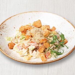 Салат с куриным филе и гренками