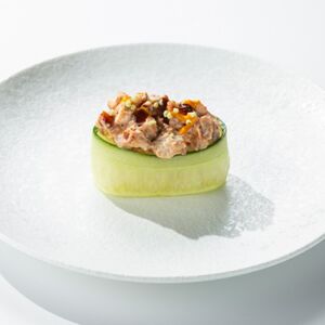 Суши в огурце с угрём (1 шт.)