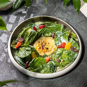 Салат с запеченным камамбером