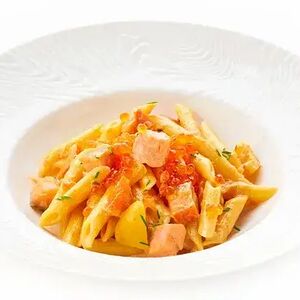 Паста с копченым лососем, перцем, икрой