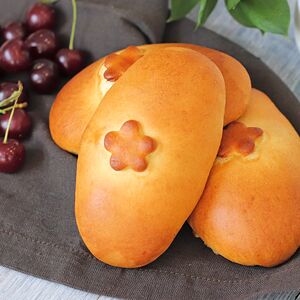 Пирожок с вишней постный