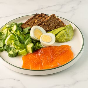 Норвежский завтрак со слабосолёным лососем