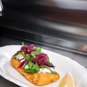 Треска с панировке с соусом дзадзыки