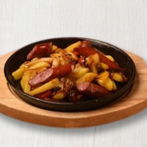 Колбаски охотничьи с жареным картофелем и луком в сковородке