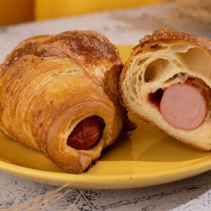 Круассан с сосиской и соусом