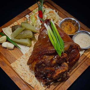 Свиная рулька в медовом барбекю с коул-слоу