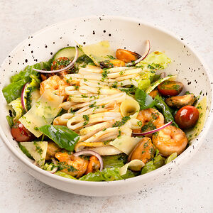 Теплый салат с морепродуктами