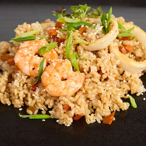 Чесночный рис вок с морепродуктами 