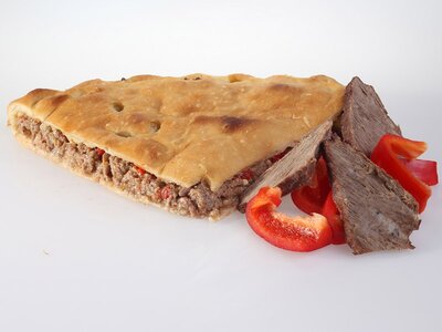 Осетинский пирог с говядиной, грибами и болгарским перцем