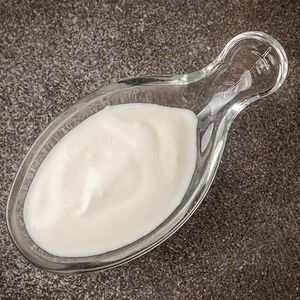 Мацун с чесноком