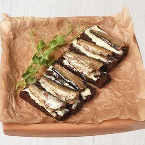 Ассорти гренок со шпротами, килькой и сельдью