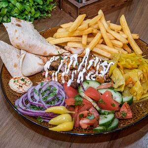 Шаверма на тарелке двойная с курицей