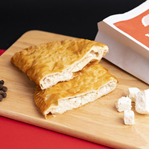 Чебурек с цыпленком, сулугуни и брынзой