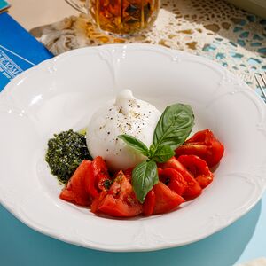 Буррата со спелыми томатами и печеным перцем