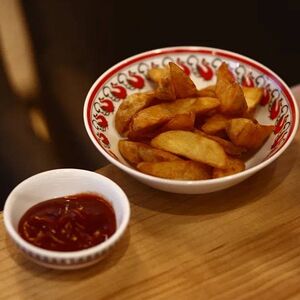 Картофель по-деревенски с соусом