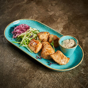 Шашлык из индейки с соусом из сметаны и аджики