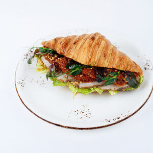 Круассан с пастрами из индейки