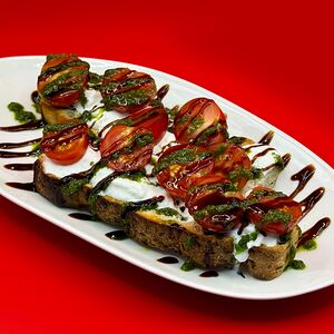 Брускетта с томатами и страчателлой