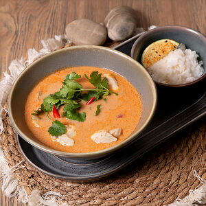 Том ям на кокосовых сливках с филе цыпленка