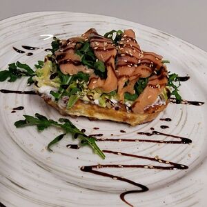 Бриошь c авокадо и семгой