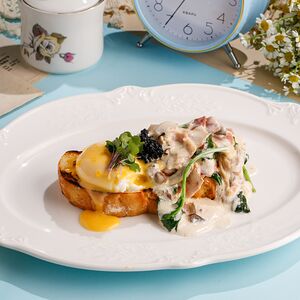 Яйцо Бенедикт с беконом и икрой палтуса