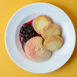 Сырники с вареной сгущенкой и смородиной 