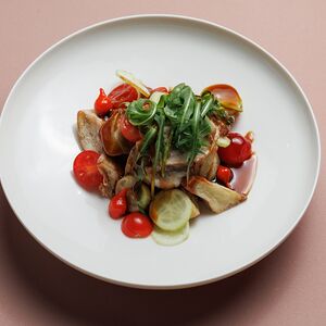 Салат с угрем и хрустящими баклажанами