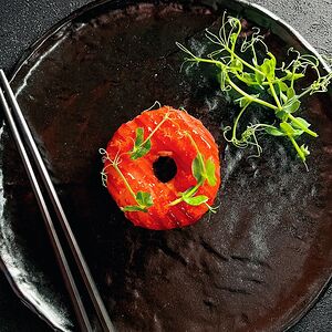 Суши-пончик с тунцом и манго