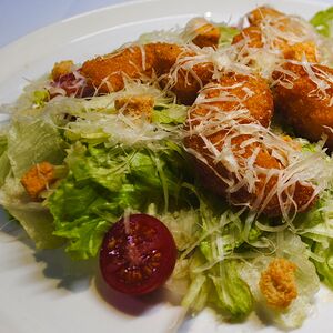 Салат Цезарь с креветками 