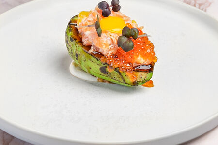 Японский тартар из лосося с манго и красной икрой