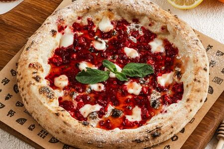 Пицца малина-маскарпоне